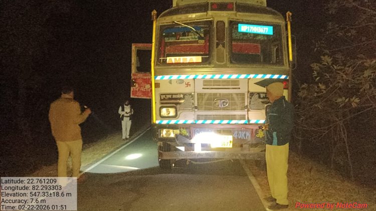 कोरबा में वन विभाग की बड़ी कार्रवाई, लाखों की साल लकड़ी से लदा ट्रक जब्त