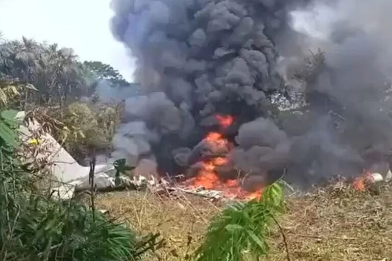 टेकऑफ के दौरान कोलंबिया का सैन्य विमान क्रैश, 66 जवान शहीद