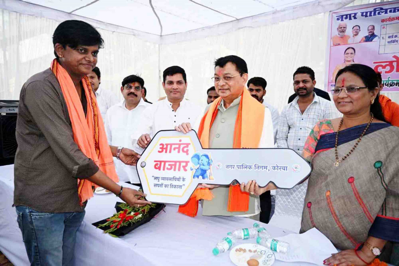 रोड साईट में व्यवसाय करने वाले छोटे व्यवसायियों को मिली स्थाई दुकानें