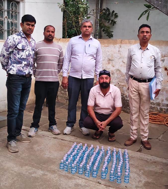 रिहायशी मकान से महाराष्ट्र राज्य निर्मित 12.60 लीटर ‘संत्री’ शराब बरामद की