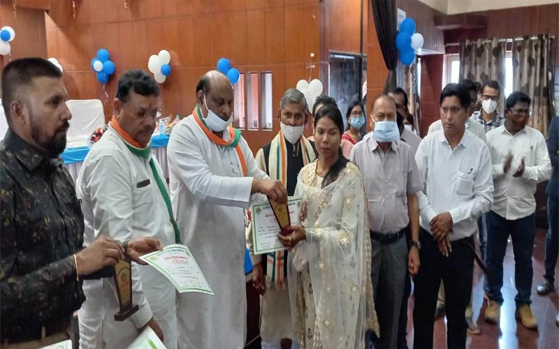 राजस्व मंत्री ने स्वास्थ्य कर्मियों का किया सम्मान, कहा-कोरोना काल में सभी ने दिया महत्वपूर्ण योगदान