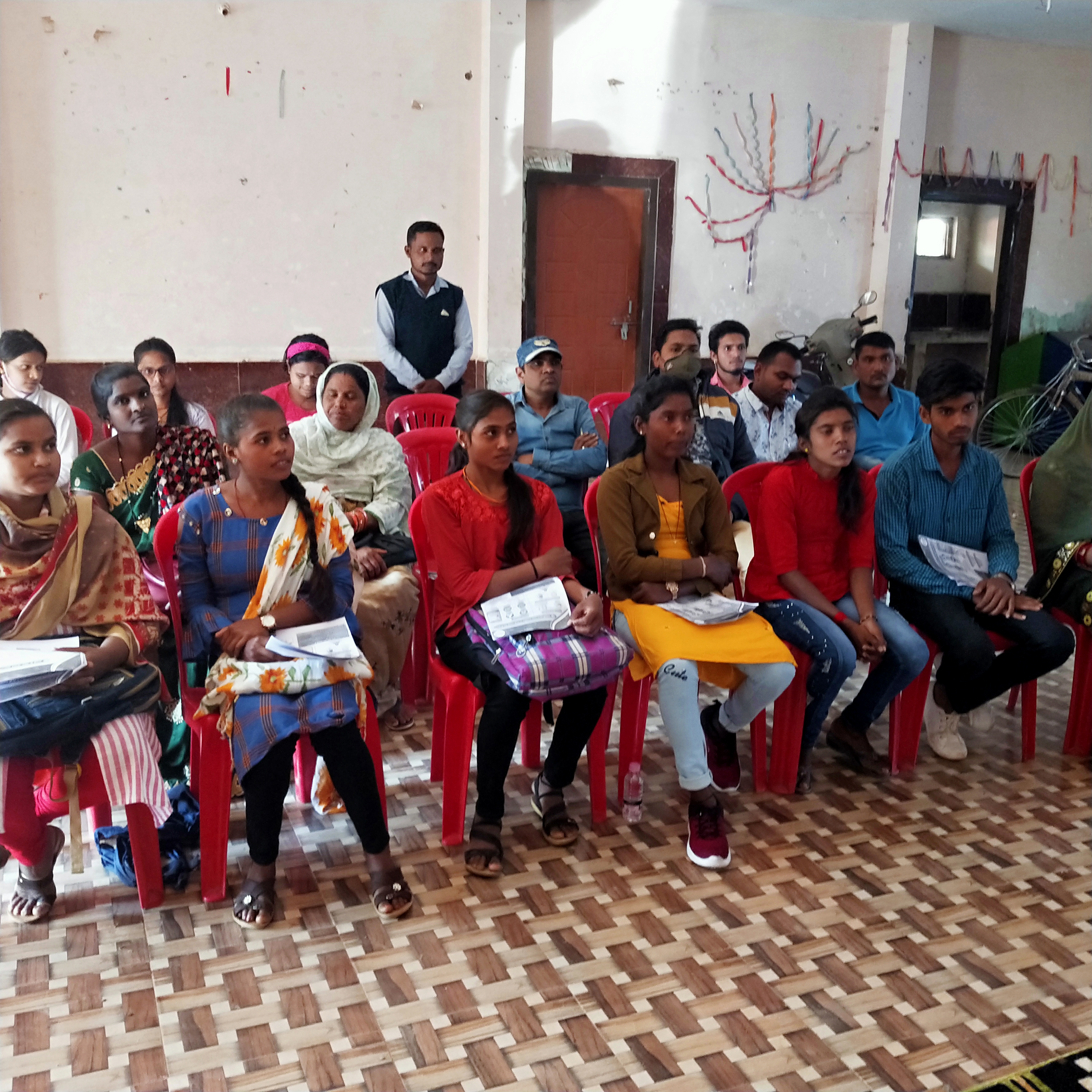 स्कूल खुलते ही बच्चों व स्टाफ के कोरोना पाजिटिव मिलने की खबर से पालकों में चिंता