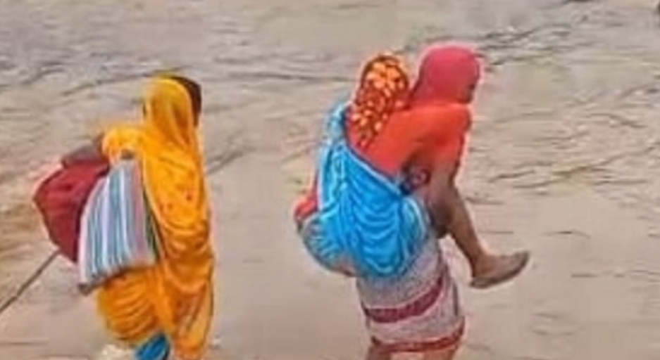 Mitnanin carries pregnant mother on back crosses river for safe delivery