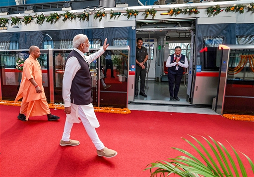 कांग्रेस के शर्टलेस प्रोटेस्ट पर PM मोदी का वार