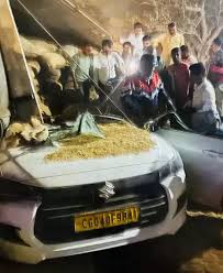 रायपुर में भीषण सड़क हादसा: धान से लदा ट्रक कार पर पलटा, 4 की मौके पर मौत