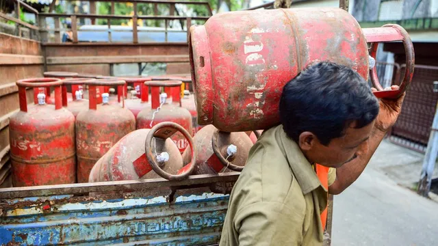 घरेलू एलपीजी सिलेंडर की कीमतों में शनिवार, 7 मार्च से बढ़ोतरी कर दी गई है।