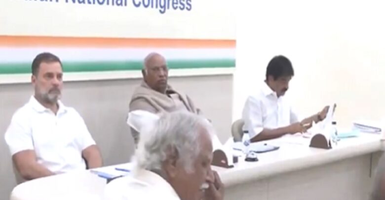 मल्लिकार्जुन खरगे और राहुल गांधी की मौजूदगी में हुई CEC की बैठक