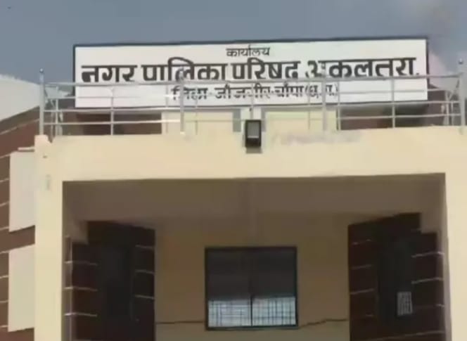 नगरपालिका अध्यक्ष सहित 3 पर FIR मेड़ तोड़कर तालाब से पानी बहाने का मामला