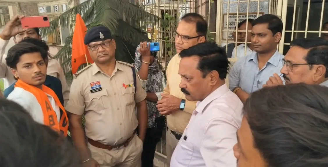 यूनिवर्सिटी में ‘आउट ऑफ सिलेबस’ पेपर पर बवाल, छात्र संगठनों ने जमकर किया प्रदर्शन