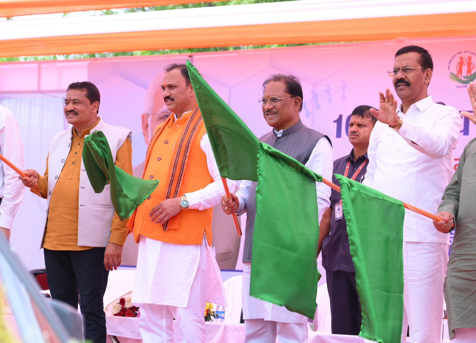 प्रदेश को मिली 370 नई एम्बुलेंस की सौगात मुख्यमंत्री विष्णुदेव साय ने दिखाई हरी झंडी