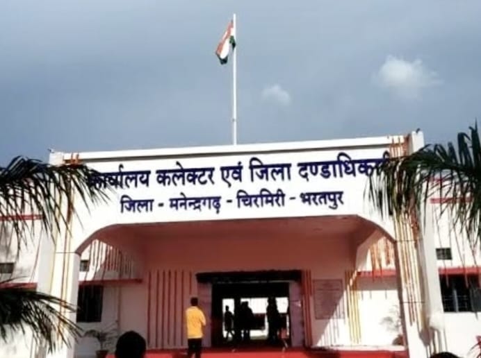 कलेक्टर की बड़ी कार्रवाई: स्कूल में शराब पीने वाले प्रधान पाठक  एवं सहायक शिक्षक को किया निलंबित