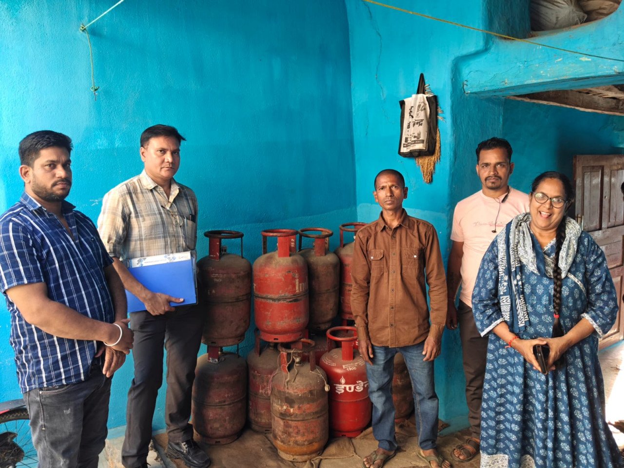 अवैध रूप से संग्रहित 20 गैस सिलेण्डर जब्त