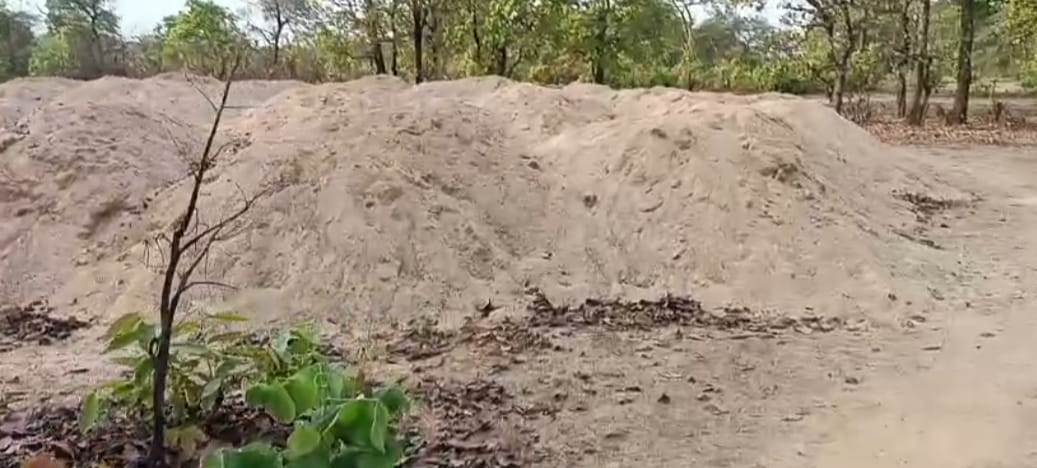 ग्राम लालमाटी में दबिश देकर 50 ट्रिप अवैध रेत जब्त
