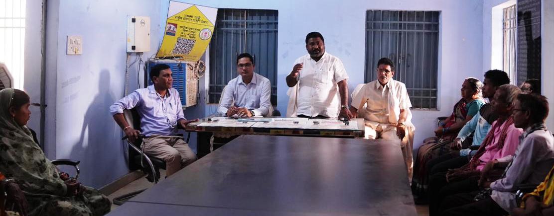 ग्राम सभा में ग्रामवासियों को जनगणना के सम्बन्ध किया जा रहा है जागरुक
