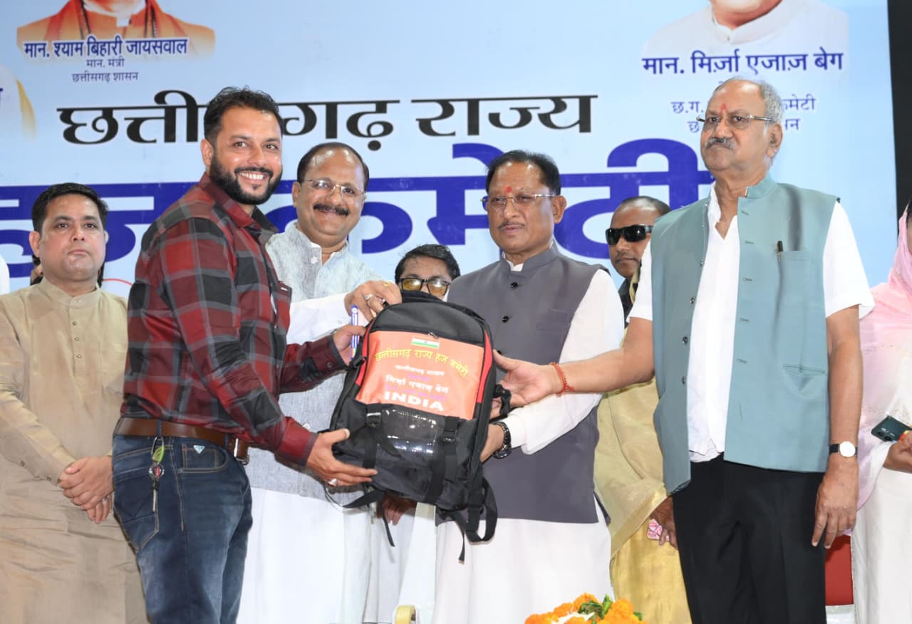 मुख्यमंत्री ने हज यात्रियों को फर्स्टएड किट सौंपकर सुरक्षित यात्रा की शुभकामना दी