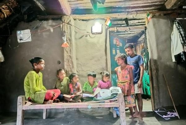 नक्सल प्रभावित अबूझमाड़ ईरपानार गाँव रोशन, दशकों बाद पहुँची बिजली 