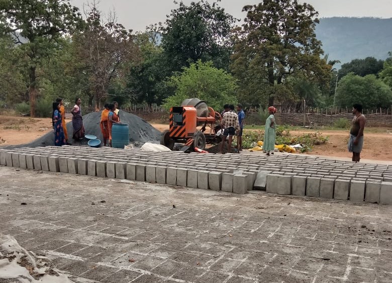 बिहान मिशन : ईंट निर्माण कार्य से आत्मनिर्भर बन रही हैं समूह की महिलाएं