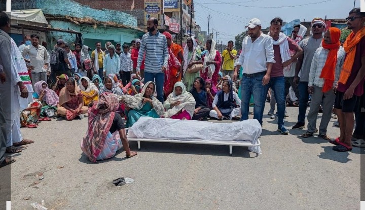 अस्पताल में महिला गार्ड की मौत पर बवाल: परिजनों ने सड़क पर शव रख किया प्रदर्शन