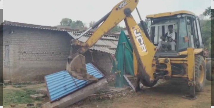 अंबिकापुर के डबरीपानी में वनभूमि से अतिक्रमण हटाने की कार्रवाई  चला बुलडोजर