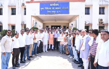 रायपुर: सरकारी अस्पतालों की बदहाली पर कांग्रेस का प्रदर्शन, CMHO दफ्तर का किया घेराव