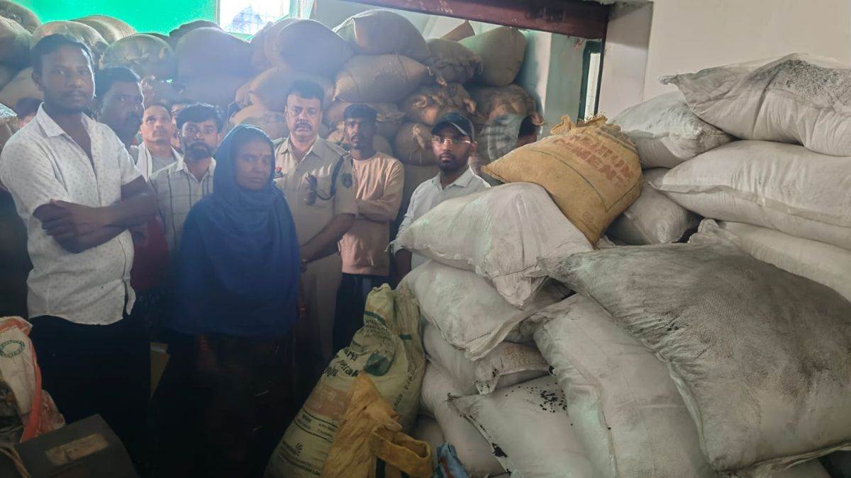 खैरागढ़ के सिंघौरी में कृषि विभाग का छापा, 600 बोरी अवैध खाद जब्त, गोदाम सील