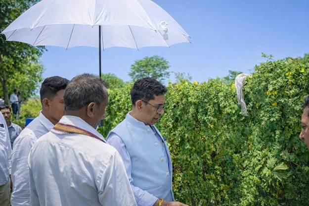 धमतरी: भूमि संसाधन सचिव नरेंद्र भूषण ने वाटरशेड परियोजनाओं का किया निरीक्षण