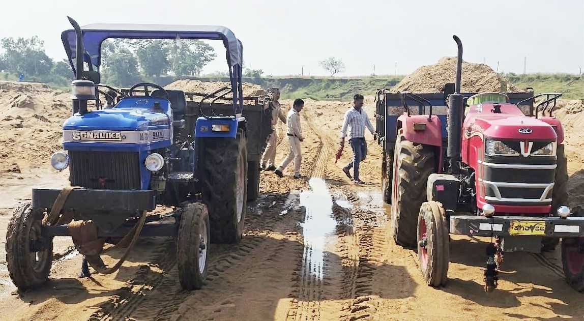 बस्तर जिले में रेत के अवैध परिवहन के खिलाफ प्रशासन सख्त4 वाहन जब्त