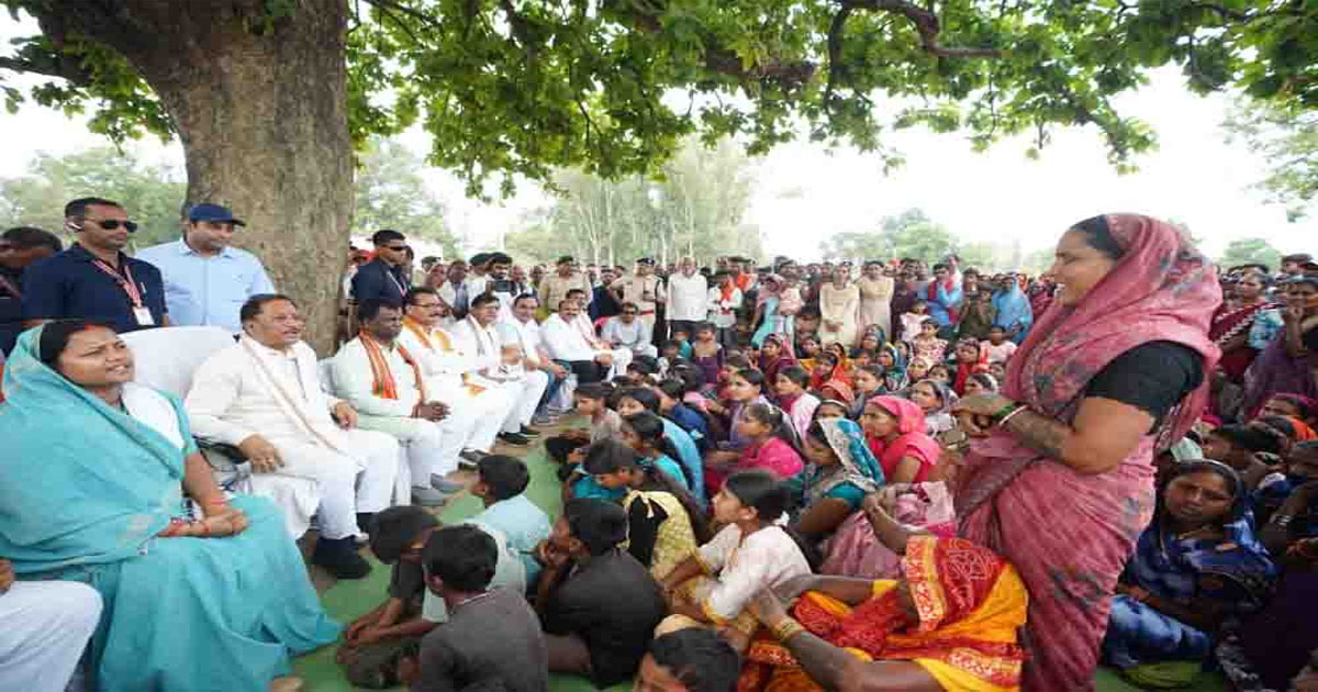 मुख्यमंत्री ने महुआ पेड़ के नीचे लगाई चौपाल