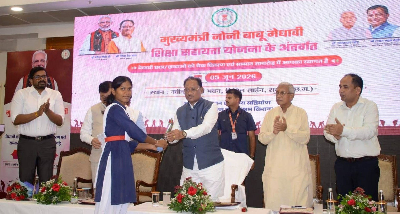 मेधावी छात्रा को मुख्यमंत्री के हाथों मिली 2 लाख रुपये की सहायता