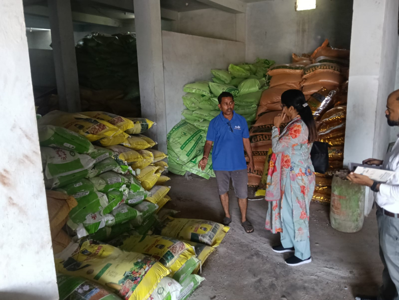 दुर्ग जिले के 135 खाद विक्रय केंद्रों का औचक निरीक्षण,अमानक उर्वरक जब्त