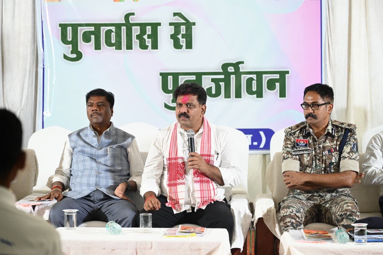 उप मुख्यमंत्री विजय शर्मा और वन मंत्री केदार कश्यप पुनर्वासित युवाओं से मिले
