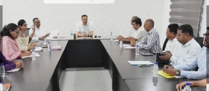 किसानों को मिले समय पर खाद-बीज: संभागायुक्त एस.एन. राठौर