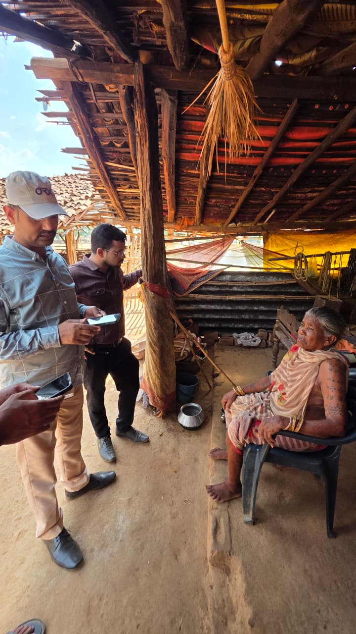 जिला प्रशासन और समाज कल्याण विभाग की पहल से मिला वॉकर व छड़ी