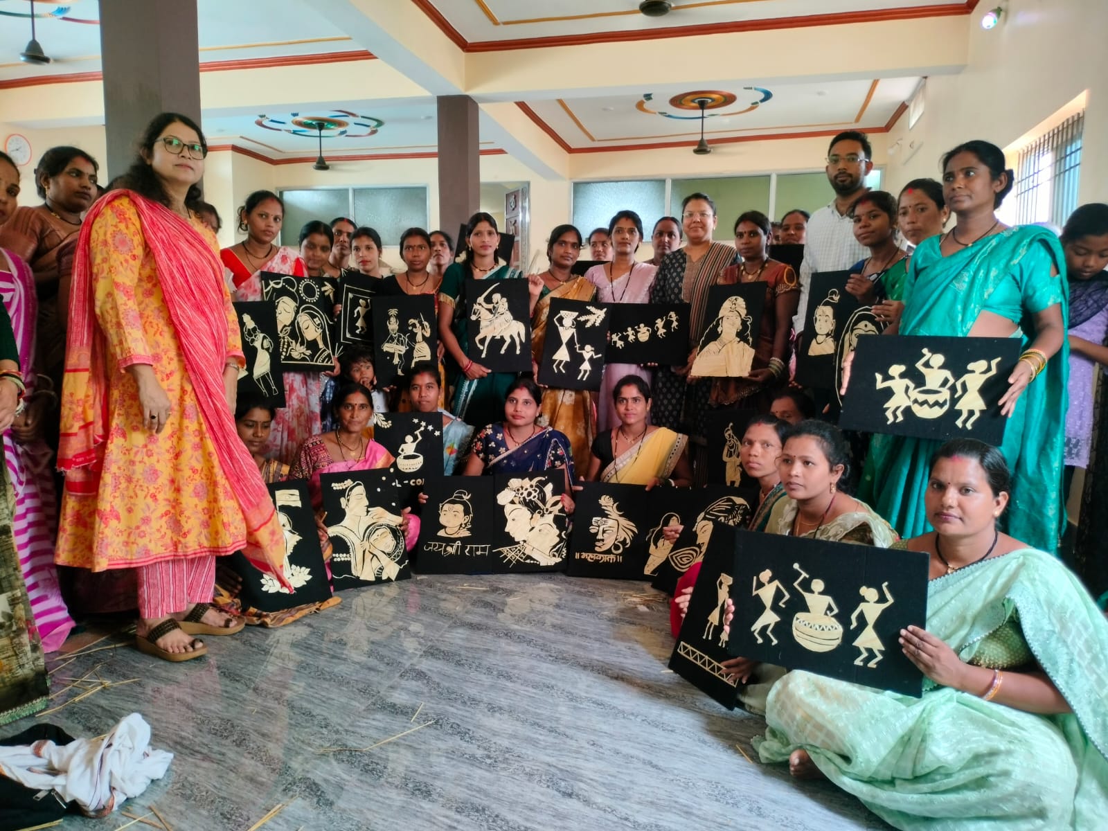महिलाओं की आर्थिक सशक्तिकरण एवं उन्हें आजीविका उपलब्ध कराने मिला पैरा आर्ट प्रशिक्षण
