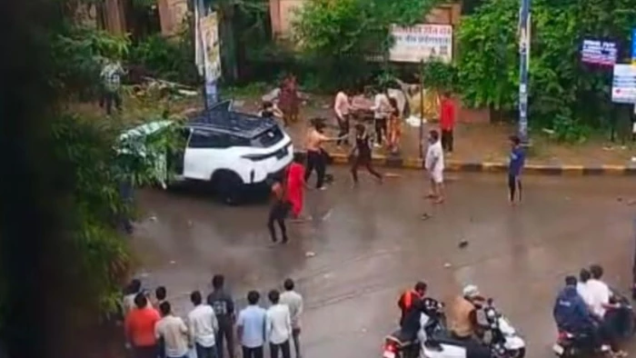 रायपुर के लालपुर ओवरब्रिज के नीचे कारोबारी परिवार पर हथियारों से लोगों ने किया हमला 