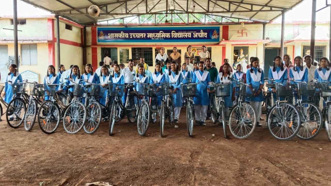 रायपुर : सरस्वती साइकिल योजना के तहत 32 छात्राओं को निःशुल्क साइकिलें वितरित 