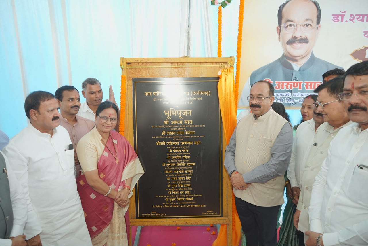 रायपुर : प्रधानमंत्री आवास योजना के हितग्राहियों को कराया गृह प्रवेश, सौंपी आवास की चाबी