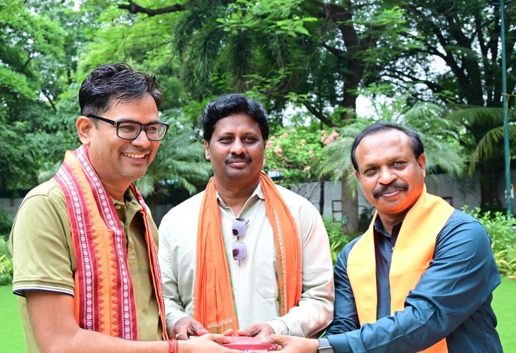रायपुर : वित्त मंत्री ओपी चौधरी से रायगढ़ के अधिवक्ताओं ने की आत्मीय मुलाकात