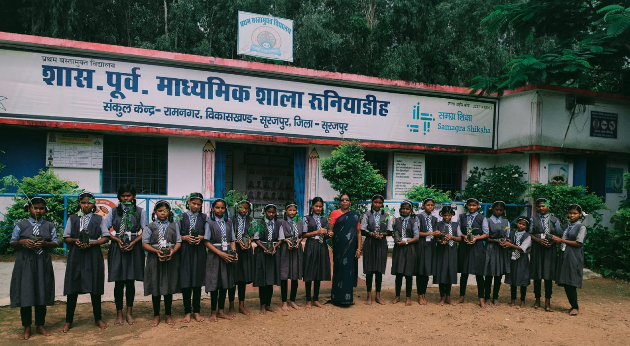 पौधरोपण कर विद्यार्थियों ने जगाई पर्यावरण चेतना, दिया 'एक पेड़ माँ के नाम' का संदेश