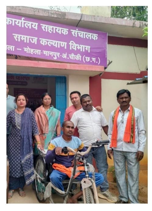 बैटरी चालित ट्राइसाइकिल से हितग्राही नर्मेश हुए आत्मनिर्भर