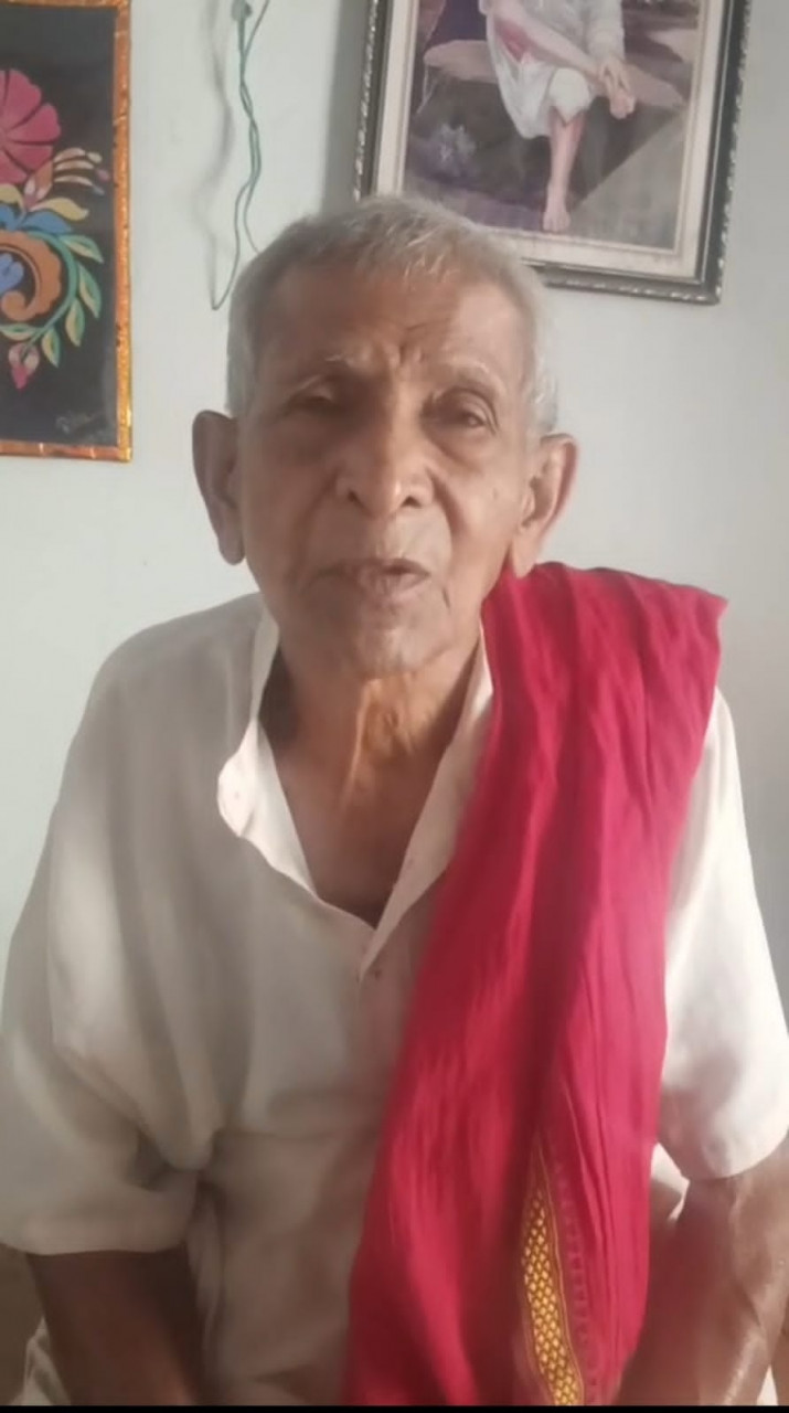 85 साल के तिरिथ राम साहू का स्वच्छता संदेश, गांव को कर रहे प्लास्टिक मुक्त