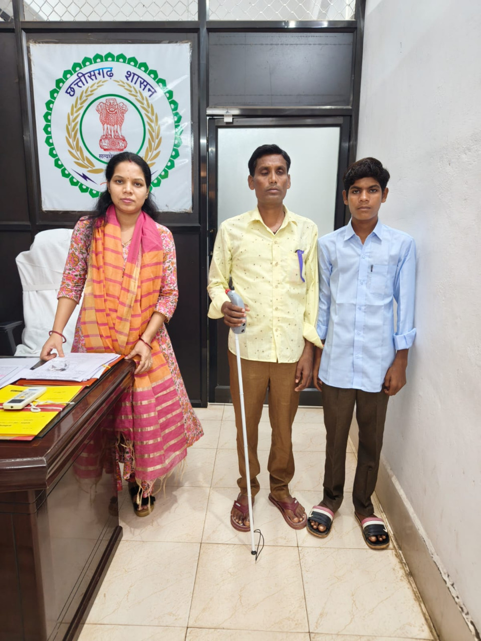 दृष्टिबाधित योगेश को मिली स्मार्ट स्टिक, आसान हुआ सफर