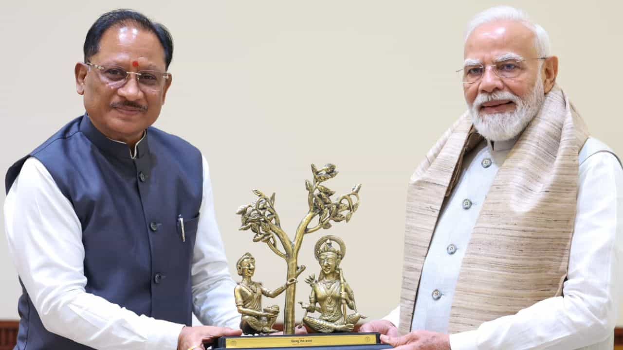 बस्तर के कायाकल्प का रोडमैप लेकर पीएम मोदी से मिले सीएम विष्णुदेव साय