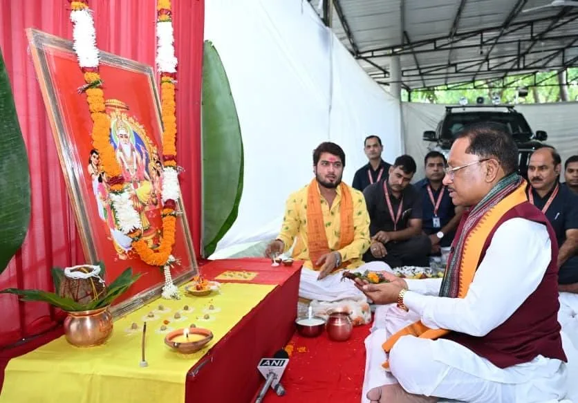 भगवान विश्वकर्मा जयंती पर मुख्यमंत्री निवास रायपुर में CM विष्णु देव साय ने की पूजा