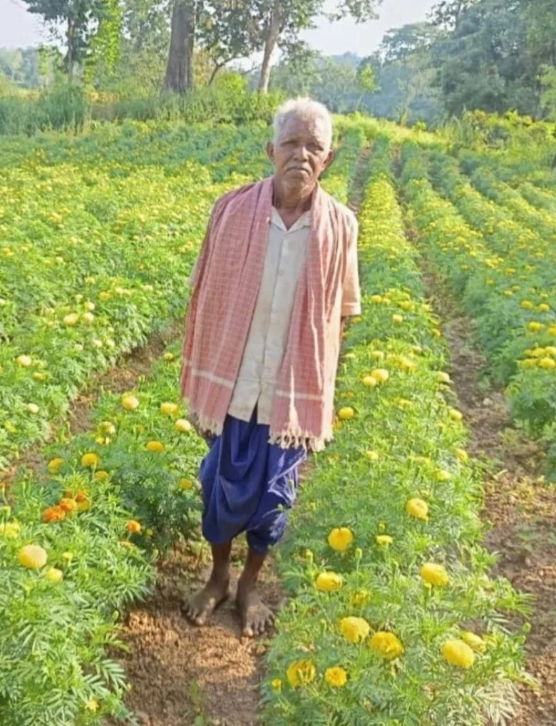 धान से गेंदा की खेती की ओर बढ़े आनंद राम