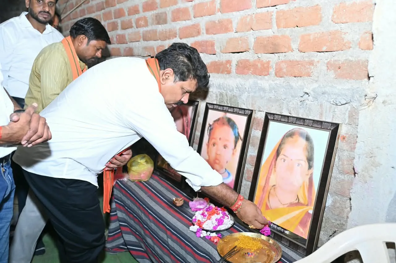 उप मुख्यमंत्री विजय शर्मा ने महाराष्ट्र सड़क हादसे में मृतकों के परिजनों से मिलकर व्यक्त की संवेदना
