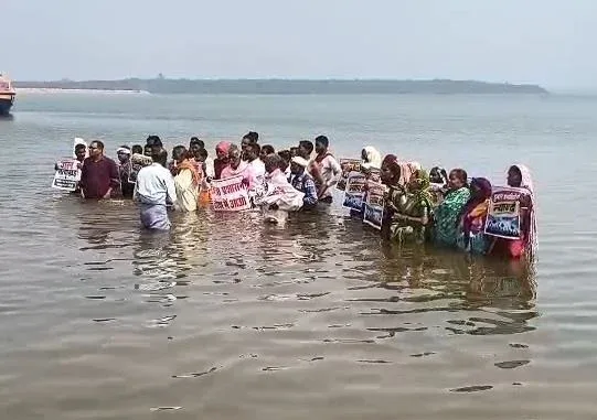 धमतरी में गंगरेल बांध तट पर डूबान प्रभावितों का जल सत्याग्रह