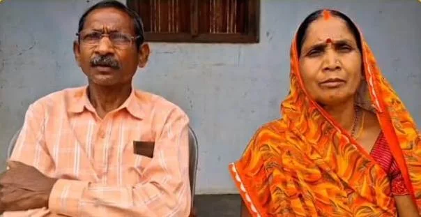  सूरजपुर जिले के बढ़ई कामेश्वर प्रजापति को श्रमिक पेंशन योजना से  प्रतिमाह 1500 रुपये की आर्थिक सहायता मिल रही है 