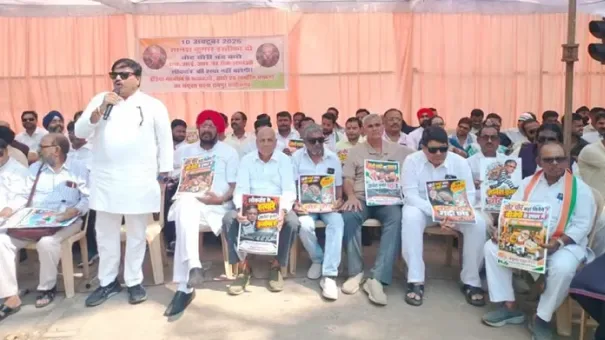 रायपुर: वोट चोरी के आरोपों पर सड़कों पर उतरा विपक्ष, राजीव गांधी चौक पर धरना प्रदर्शन