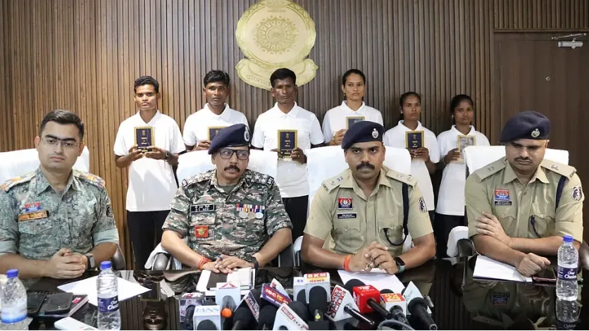 बीजापुर में 35 लाख के इनामी 6 नक्सलियों ने किया आत्मसमर्पण